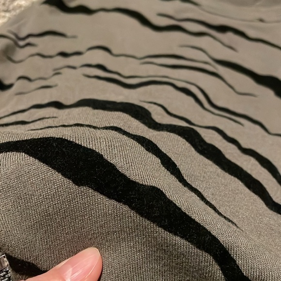 Rails Marlo Olive Flocked Tiger Print Sweatshirt Top Women’s S Textured Boho - Picture 8 of 16